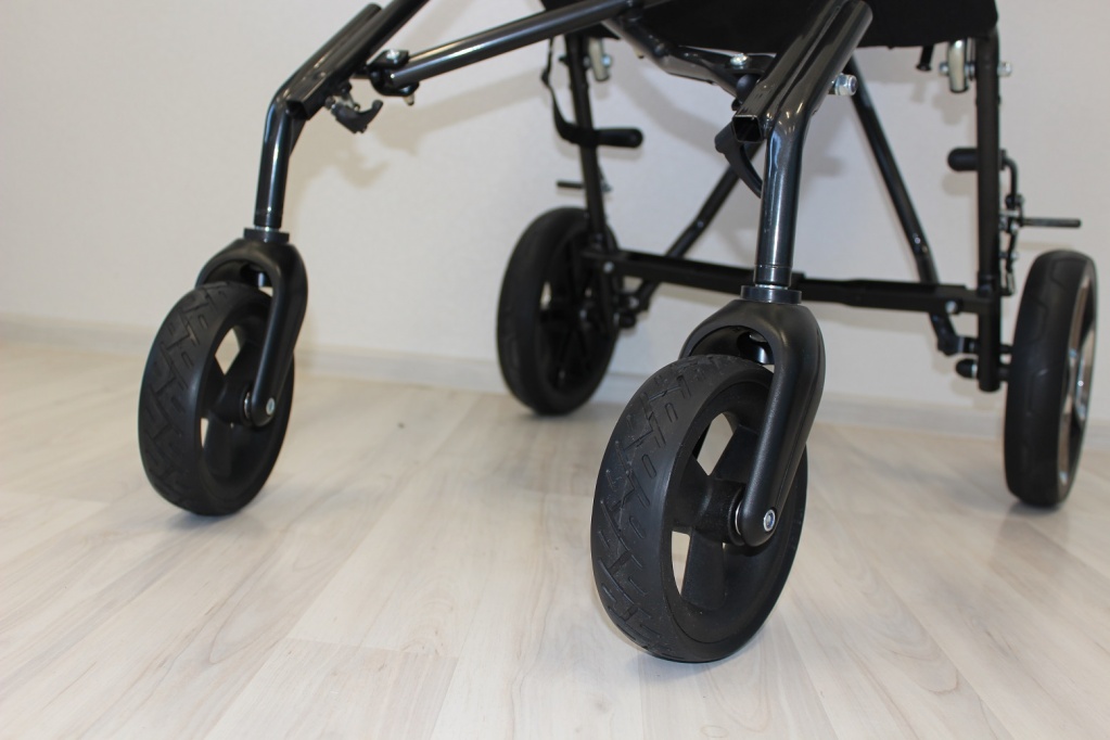 передние поворотные колеса коляски Corzino